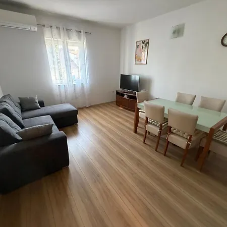 Leatoni Apartman *